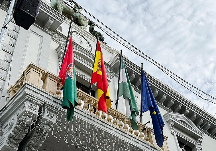 El Ayuntamiento de Granada instala en el salón de plenos la capilla ardiente por Juan Ramón Ferreira